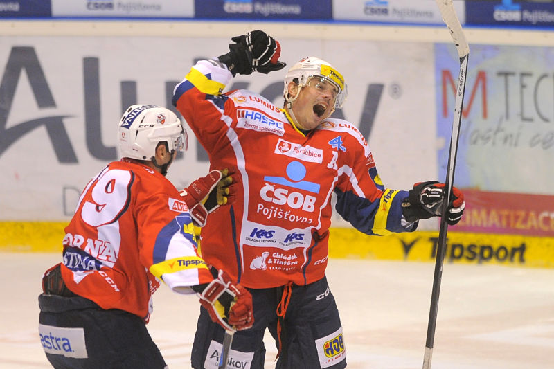 Petr Sýkora nasměroval Pardubice k výhře dvěma góly v závěre druhé třetiny. Petr Sýkora nasměroval Pardubice k výhře dvěma góly v závěre druhé třetiny.