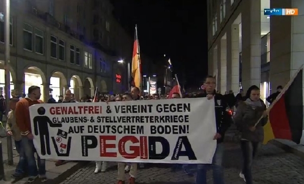 Demonstrace proti islamismu v Drážďanech.