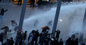 Potyčky účastníků demonstrace proti salafistům s policií v Kolíně nad Rýnem.