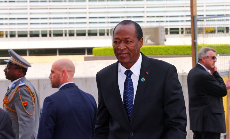 Prezident v Burkina Fasu Blaise Compaoré rezignoval.