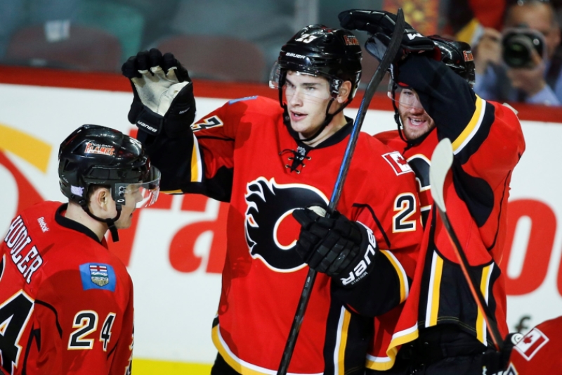 Radující se hokejisté Calgary Flames, vlevo Jiří Hudler.