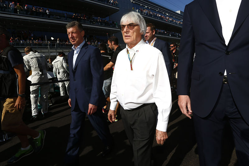 Promotér formule 1 Bernie Ecclestone (uprostřed) připustil, že je zodpovědný za nynější finanční potíže menších stájí. Promotér formule 1 Bernie Ecclestone (uprostřed) připustil, že je zodpovědný za nynější finanční potíže menších stájí.