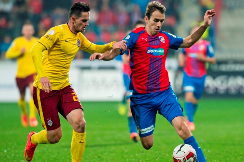 Plzeňský záložník Tomáš Hořava (vpravo) a sparťan Mario Holek.