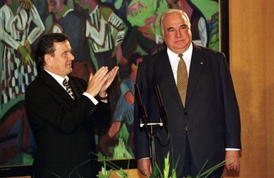 Rok 1998: Gerhard Schröder (vlevo) slavnostně přebírá od Kohla kancléřský úřad.