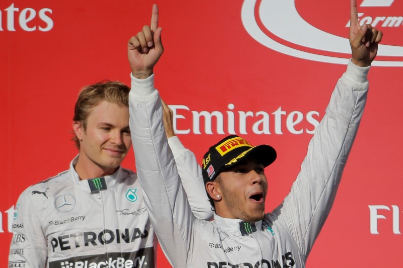 Nico Rosberg (vlevo) věří, že týmovému kolegovi Lewisovi Hamiltonovi dokáže překazit útok na titul. Nico Rosberg (vlevo) věří, že týmovému kolegovi Lewisovi Hamiltonovi dokáže překazit útok na titul.