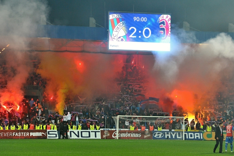 Fanoušci Plzně několikrát způsobili přerušení zápasu se Spartou.