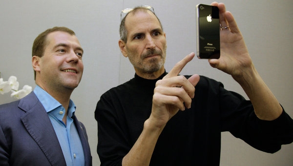 Prezident Dmitrij Medveděv a Steve Jons s iPhonem v Silicon Valley.