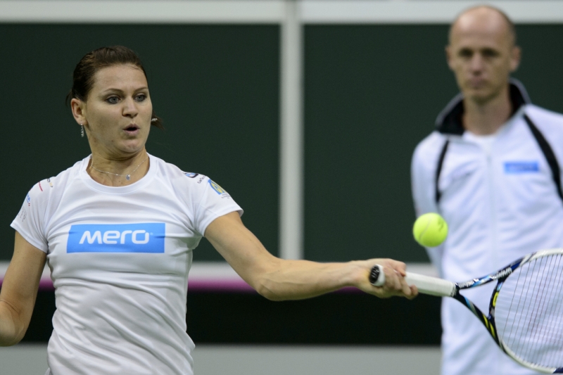 Lucie Šafářová se rozehrává v O2 aréně. 