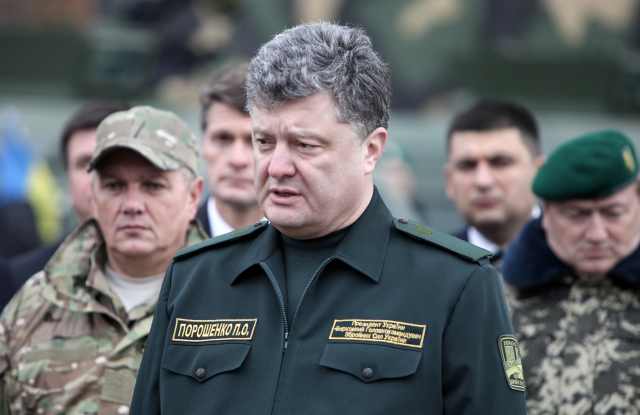 Petro Porošenko ví, že vojensky to na východě nepůjde.