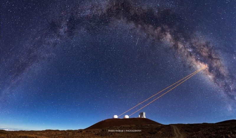 Teleskopy Keckovy observatoře pozorují střed naší Galaxie.
