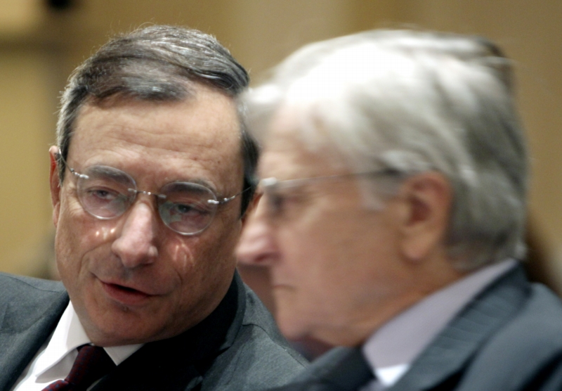 Bývalý šéf ECB Jean-Claude Trichet (vpravo) a jeho nynější nástupce Mario Draghi. Bývalý šéf ECB Jean-Claude Trichet (vpravo) a jeho nynější nástupce Mario Draghi.