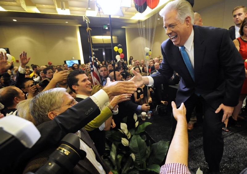 Republikánský guvernér Larry Hogan oslavuje vítězství.