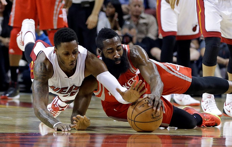 Souboj neporažených týmů NBA v Miami vyhrál Houston jasně 108:91. Souboj neporažených týmů NBA v Miami vyhrál Houston jasně 108:91.