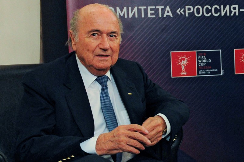 Přednášku předsedy Světové fotbalové federace FIFA Seppa Blattera na univerzitě v Curychu narušil protest asi stovky studentů. Přednášku předsedy Světové fotbalové federace FIFA Seppa Blattera na univerzitě v Curychu narušil protest asi stovky studentů.