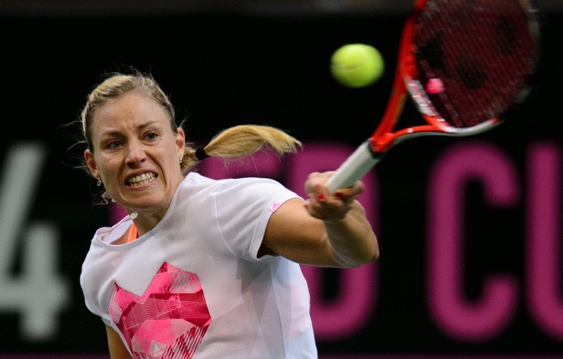 Šéfka německého týmu Barbara Rittnerová věří letos v týmové soutěži neporažené dvojici a do sobotních dvouher v pražské O2 areně pošle světovou desítku Angelique Kerberovou (na snímku) a čtrnáctku Andreu Petkovicovou. Šéfka německého týmu Barbara Rittnerová věří letos v týmové soutěži neporažené dvojici a do sobotních dvouher v pražské O2 areně pošle světovou desítku Angelique Kerberovou (na snímku) a čtrnáctku Andreu Petkovicovou.
