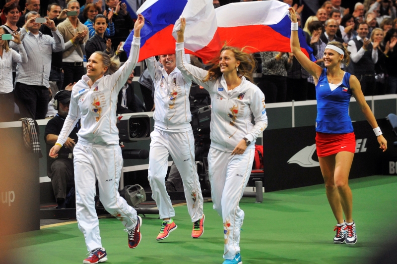 VYSOČANSKÉ KOUZLO. Ta atmosféra vás pohltí, vybičuje ke sportovnímu maximu. Triumf v Davisově poháru i Fed Cupu se nesmazatelně zapsal do historie této předražené haly. Dočká se české publikum dalšího slavného vítězství? (Foto: ČTK/Vondrouš Michal) VYSOČANSKÉ KOUZLO. Ta atmosféra vás pohltí, vybičuje ke sportovnímu maximu. Triumf v Davisově poháru i Fed Cupu se nesmazatelně zapsal do historie této předražené haly. Dočká se české publikum dalšího slavného vítězství? (Foto: ČTK/Vondrouš Michal)