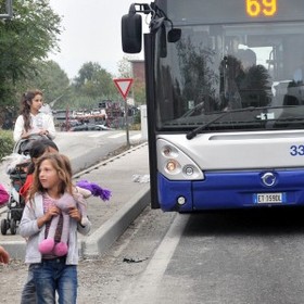 Autobus číslo 69 zastavuje u romského tábora.