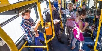 Uvnitř autobusu číslo 69.