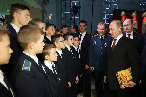 Putin s žáky a studenty vojenských kadetek.