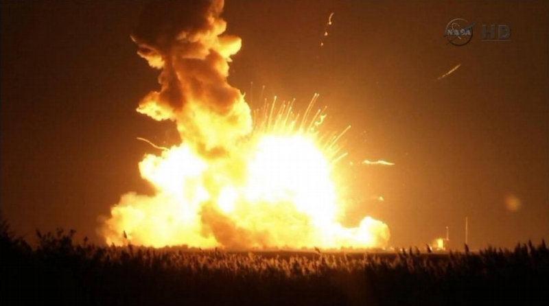 Výbuch nosné rakety Antares s nákladní lodí Cygnus. Výbuch nosné rakety Antares s nákladní lodí Cygnus.
