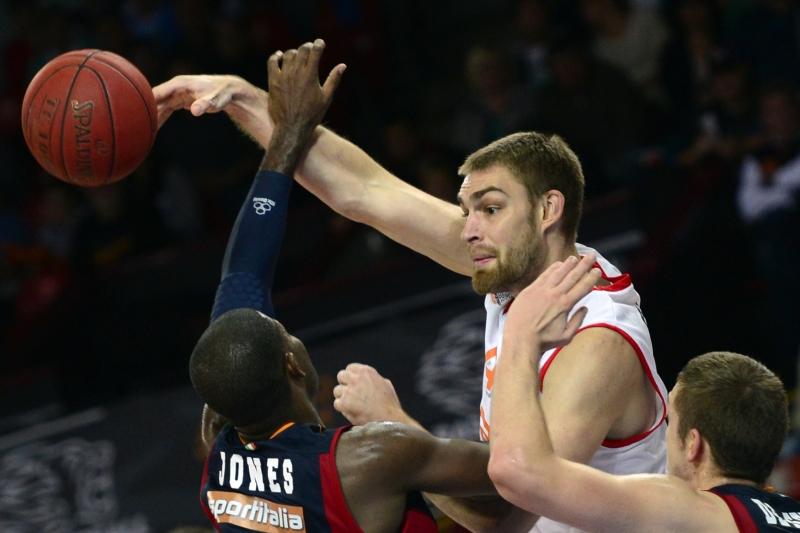 Utkání 4. kola skupiny C Evropského poháru basketbalistů: Nymburk - Virtus Řím, 5. listopadu v Praze. Zleva Bobby Jones z Říma, Garrett Stutz z Nymburka a Maxime De Zeeuw z Říma.
