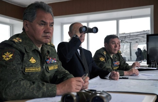 Prezident Putin na vojenském cvičení.
