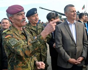 Generál Hans-Lothar Domröse (vlevo).