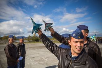 Ruští vojenští piloti, výcvik na zemi.
