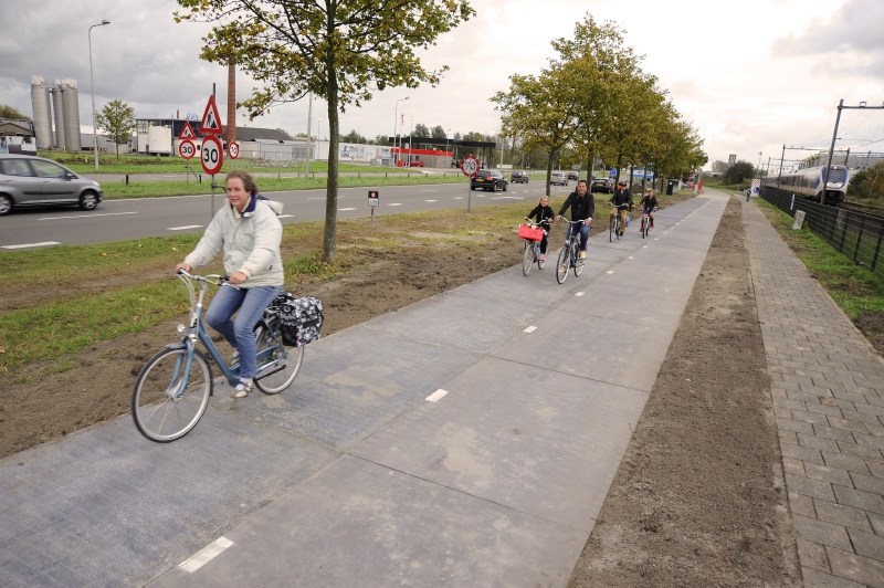 U Amsterdamu mají první solární cyklstezku na světě.