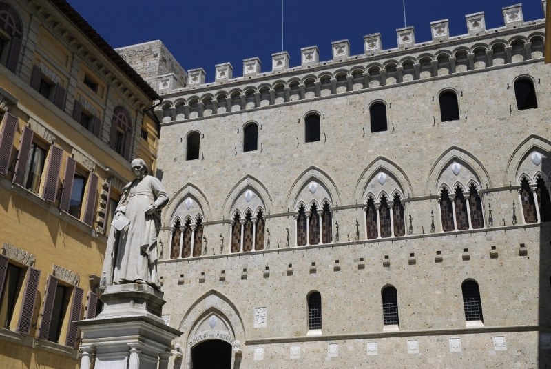 Historická budova Monte dei Paschi di Siena v italském Toskánsku. Historická budova Monte dei Paschi di Siena v italském Toskánsku.