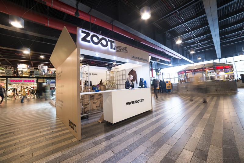 Dočasná expres výdejna Zoot na pražském hlavním nádraží.