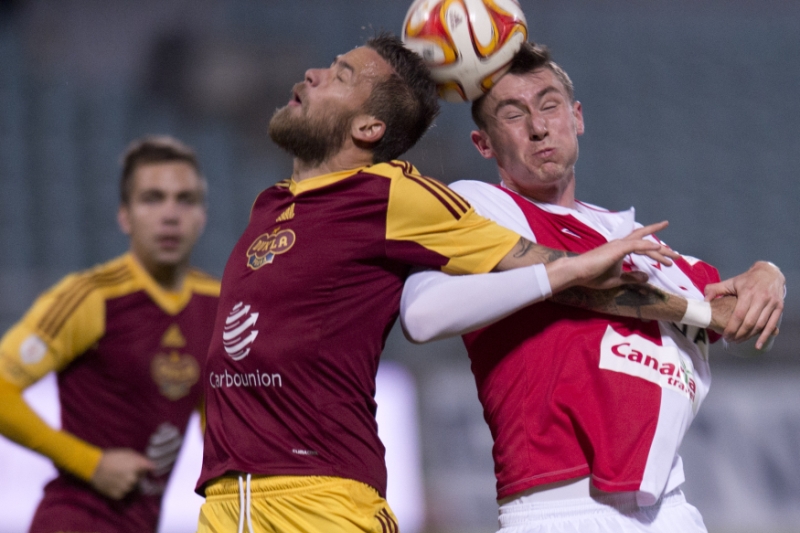 Souboj z utkání Dukla vs. Slavia.