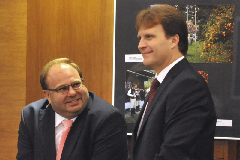 Sociální demokrat Lumír Palyza (vpravo), faktický vítěz voleb v Ostravě. Na snímku s hejtmanem Novákem.