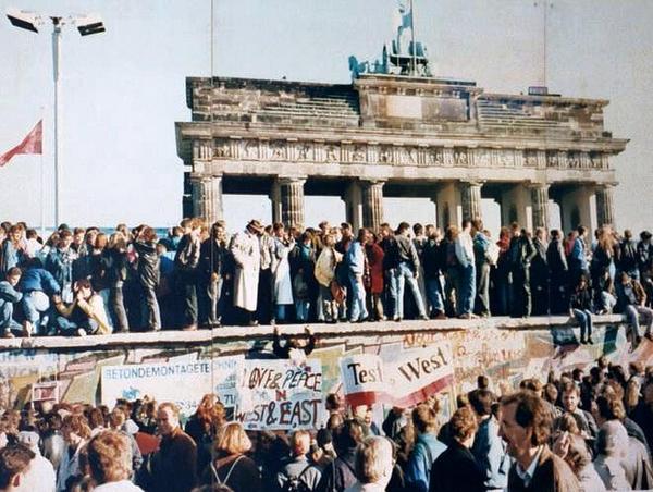 Archivní snímek Berlínské zdi z listopadu 1989.
