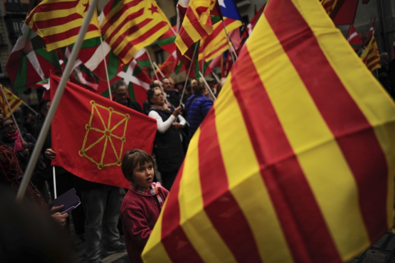Neoficiální referendum probíhá navzdory jeho pozastavení Madridským ústavním soudem. Neoficiální referendum probíhá navzdory jeho pozastavení Madridským ústavním soudem.