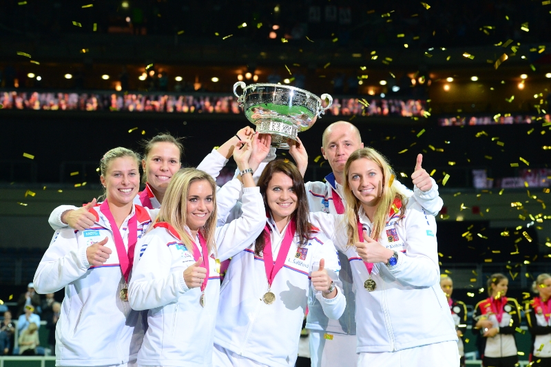 Český tým s vítěznou trofejí. Foto: ČTK/Doležal Michal