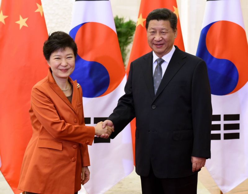 Jihokorejská prezidentka Pak Kun-hje a čínský prezident Si Ťin-pching. Jihokorejská prezidentka Pak Kun-hje a čínský prezident Si Ťin-pching.