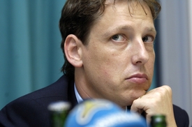 Nejméně populárním premiérem je podle průzkumu Stanislav Gross.