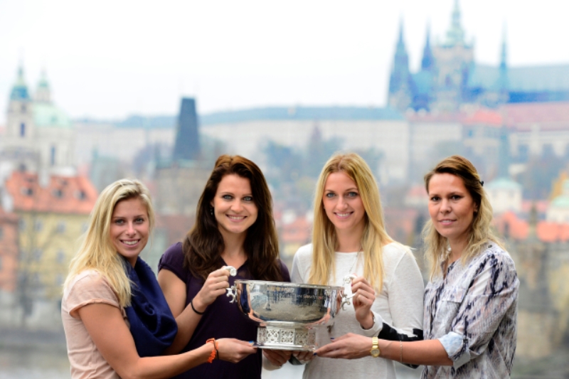 České tenistky s trofejí pro vítězky Fed Cupu.