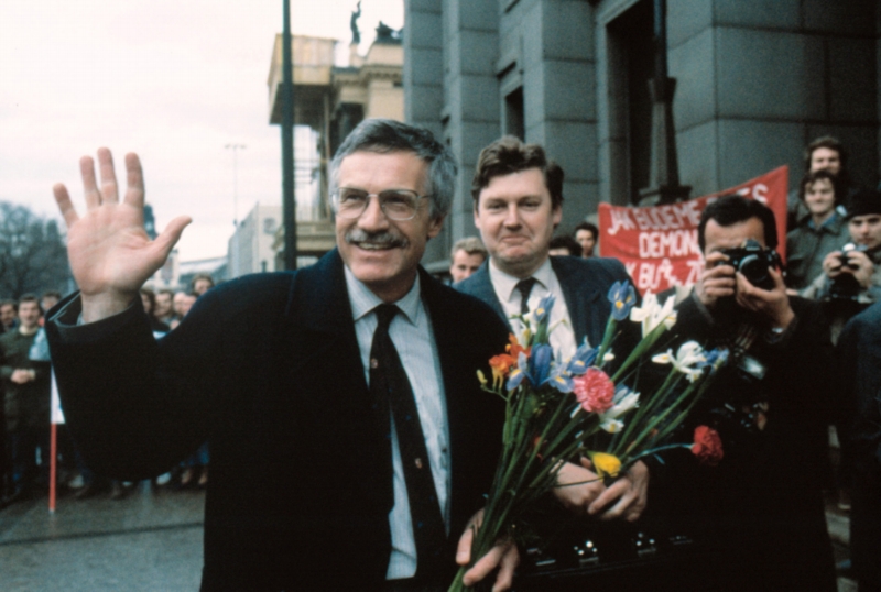 Václav Klaus na shromáždění tisíce studentů podporujících volbu Václava Havla do funkce prezidenta.