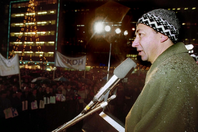 Na náměstí Slovenského národního povstání v Bratislavě. Budajova čepička "budajka" se stala na Slovensku jedním ze symbolů listopadové revoluce. 