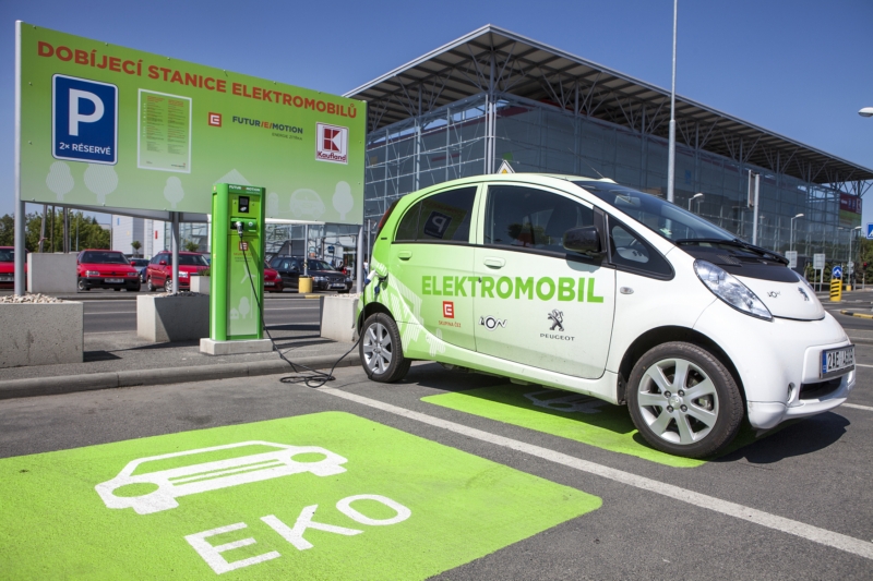 Elektromobil u dobíjecí stanice Elektromobil u dobíjecí stanice