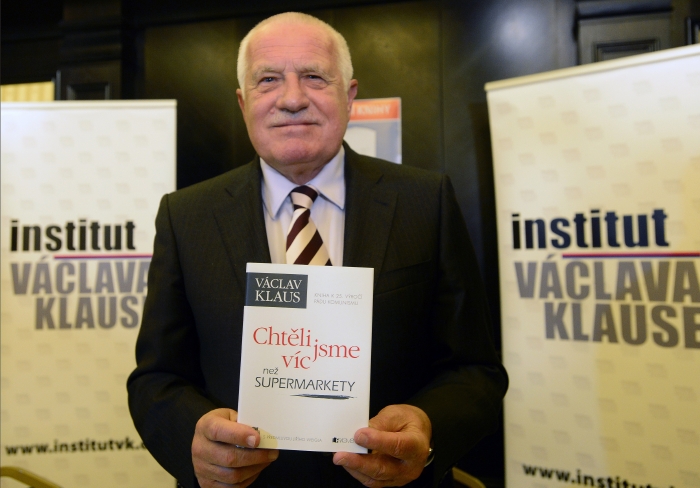 Václav Klaus se svojí novou knihou.