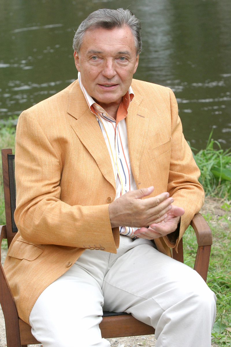 Karel měl nehodu.