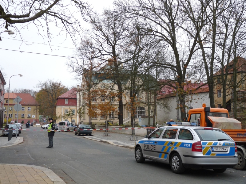 Policie evakuovala v Chebu kvůli nálezu podezřelého předmětu při výkopových pracích v Hradební ulici asi pět set lidí.