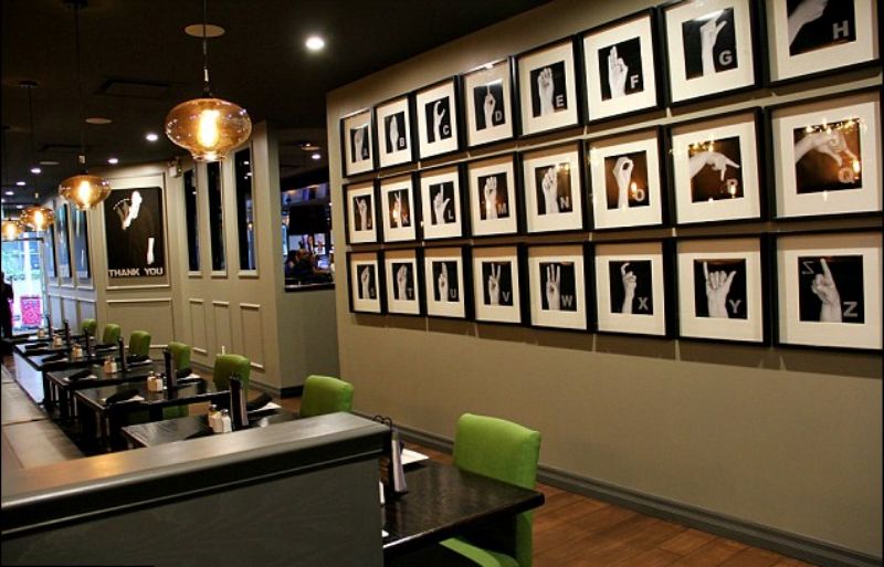 Nástěnné fotografie v kavárně Sign ilustrující znaky běžných slov.