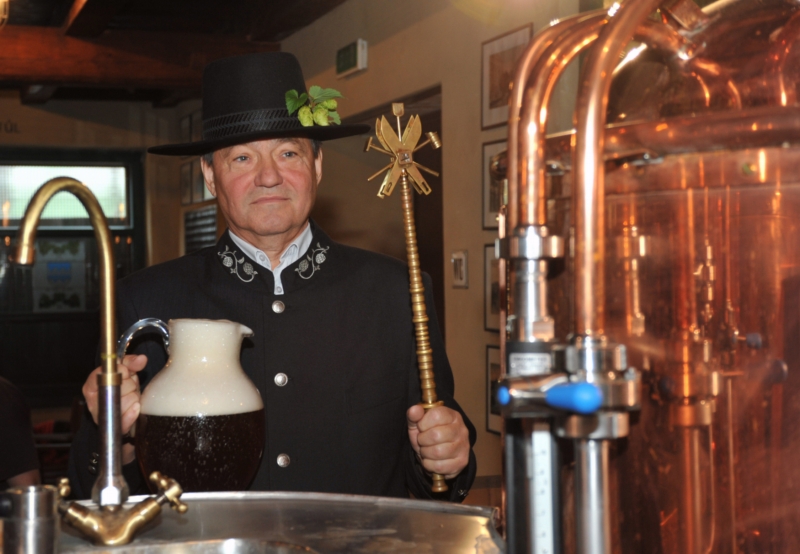 Nový pivovar byl slavnostně posvěcen 28. září 2010 v Žatci. Na svěcení malého pivovaru si organizátoři vybrali svátek svatého Václava, českého patrona, který je zároveň i patronem českých pivovarníků. Nový pivovar byl slavnostně posvěcen 28. září 2010 v Žatci. Na svěcení malého pivovaru si organizátoři vybrali svátek svatého Václava, českého patrona, který je zároveň i patronem českých pivovarníků.