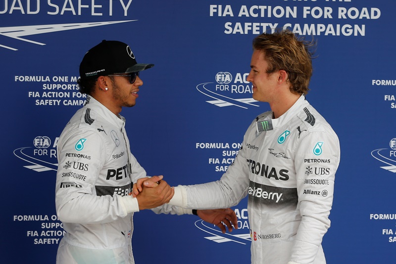 Lewis Hamilton (vlevo) a Nico Rosberg, týmoví parťáci, kteří se poperou o titul.