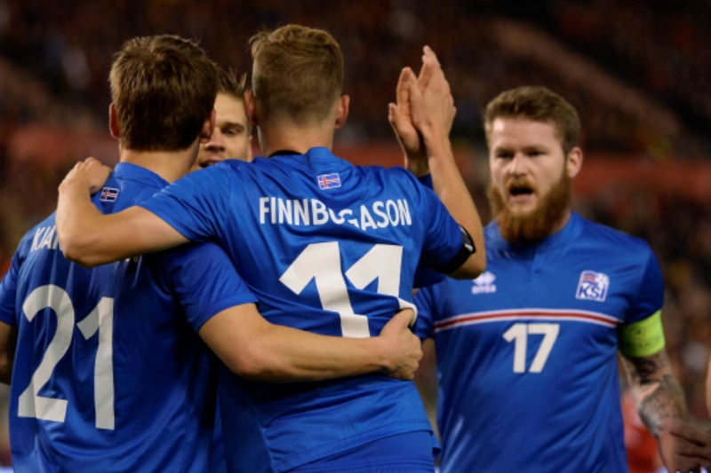 Fotbalisté Islandu se radují z gólu.