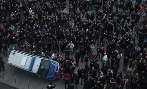 Zčásti násilné protesty proti salfistům v Kolíně nad Rýnem.